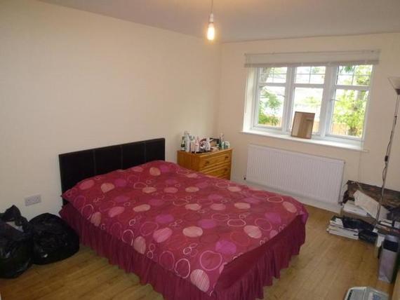2 bedroom Flat for s...